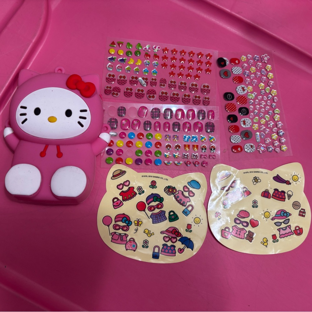 New! Hello Kitty Pink and White bag & press on nail Set